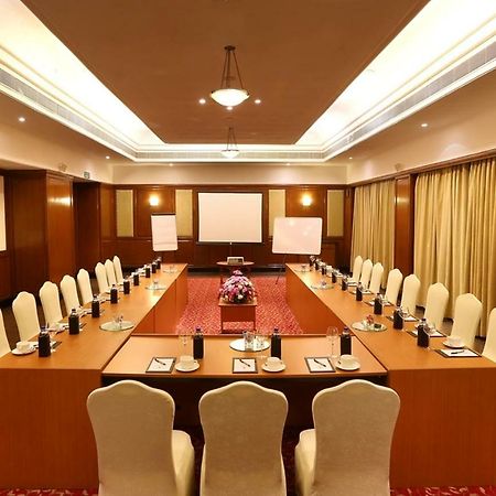 Greenpark Madrás Exterior foto A meeting room at a hotel