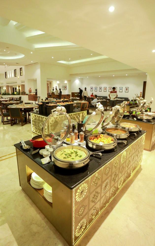 Greenpark Madrás Exterior foto A buffet at a hotel