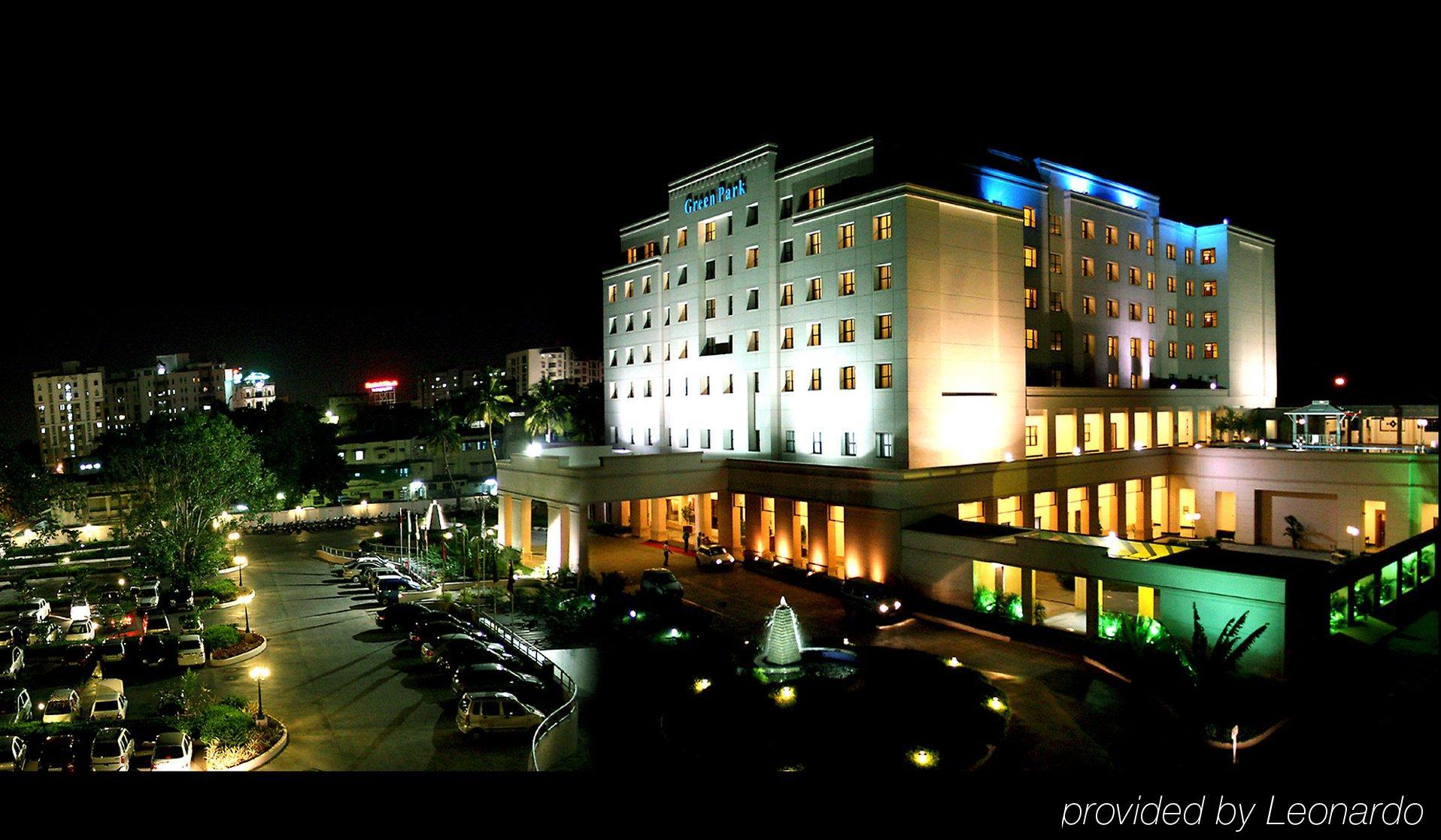 Greenpark Madrás Exterior foto The hotel at night