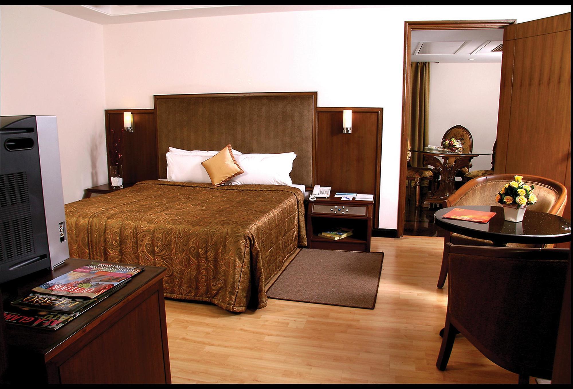 Greenpark Madrás Exterior foto A room at the Taj Bengal