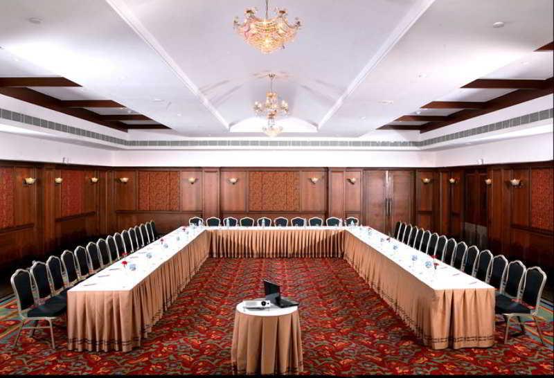Greenpark Madrás Exterior foto A meeting room at a hotel