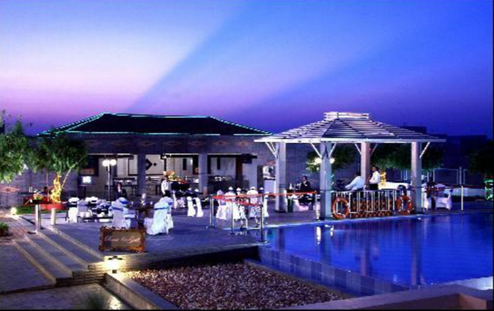 Greenpark Madrás Exterior foto The pool at the hotel