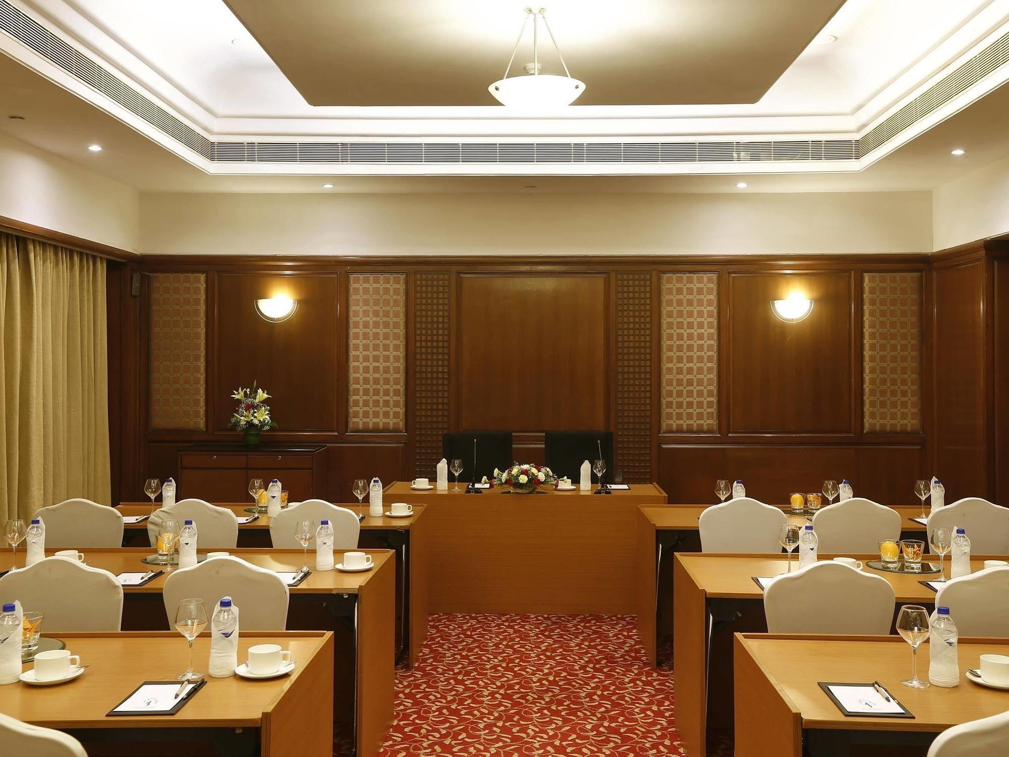 Greenpark Madrás Exterior foto A meeting room at a hotel