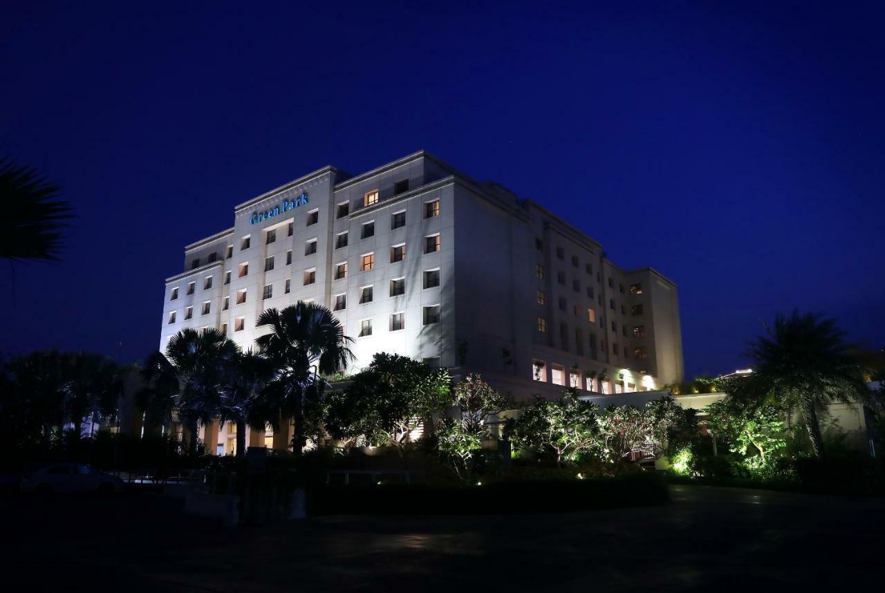 Greenpark Madrás Exterior foto The hotel at night